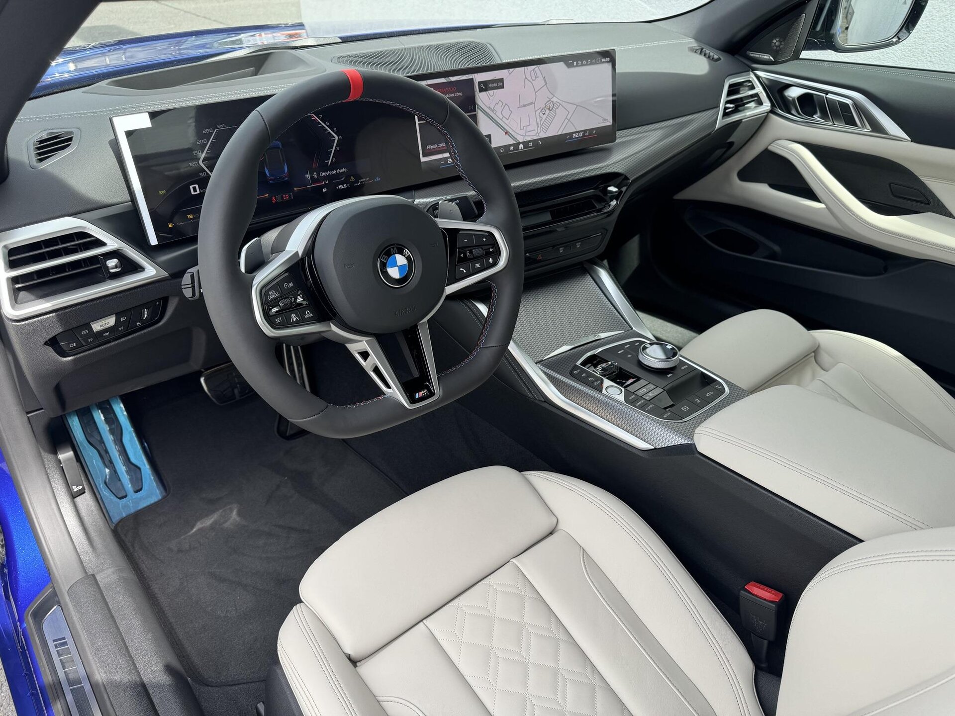 BMW M440i xDrive cabrio | facelift | nové české auto skladem | sportovní stylový cabriolet | luxusní modrá s bílou kůží | super výbava | výhodná cena | ihned k předání | nákup online | AUTOiBUY.com